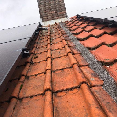 Hellend dak Neede met oude dakpannen